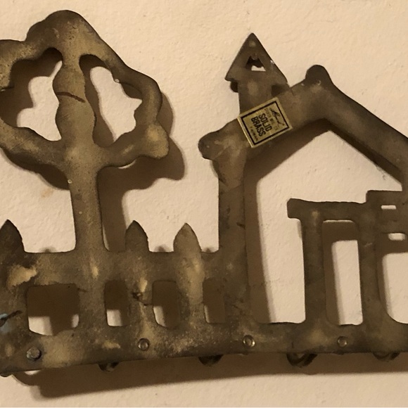 8894 Brass Key Holder House Tree Picket Fence 5 Key Holder Vintage Wall Mount - Picture 4 of 8